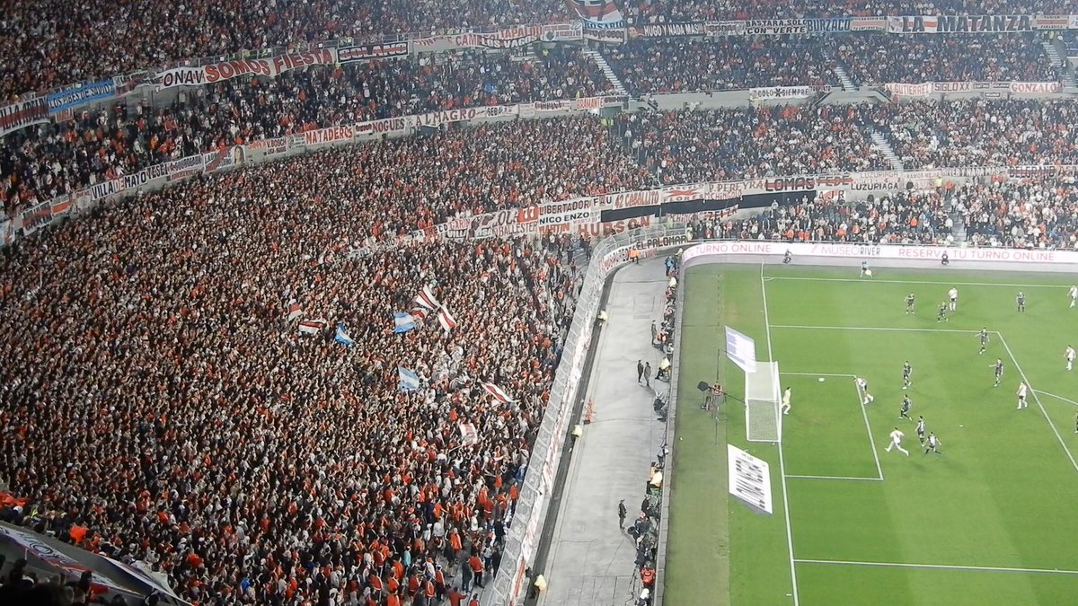 No hay que normalizar esto, es una locura, en ninguna parte del mundo pasa lo que pasa TODOS los partidos en el Monumental. River es locura.