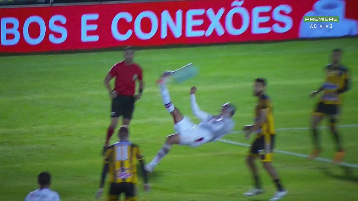 Se esse gol não ganhar o Puskas é sacanagem.