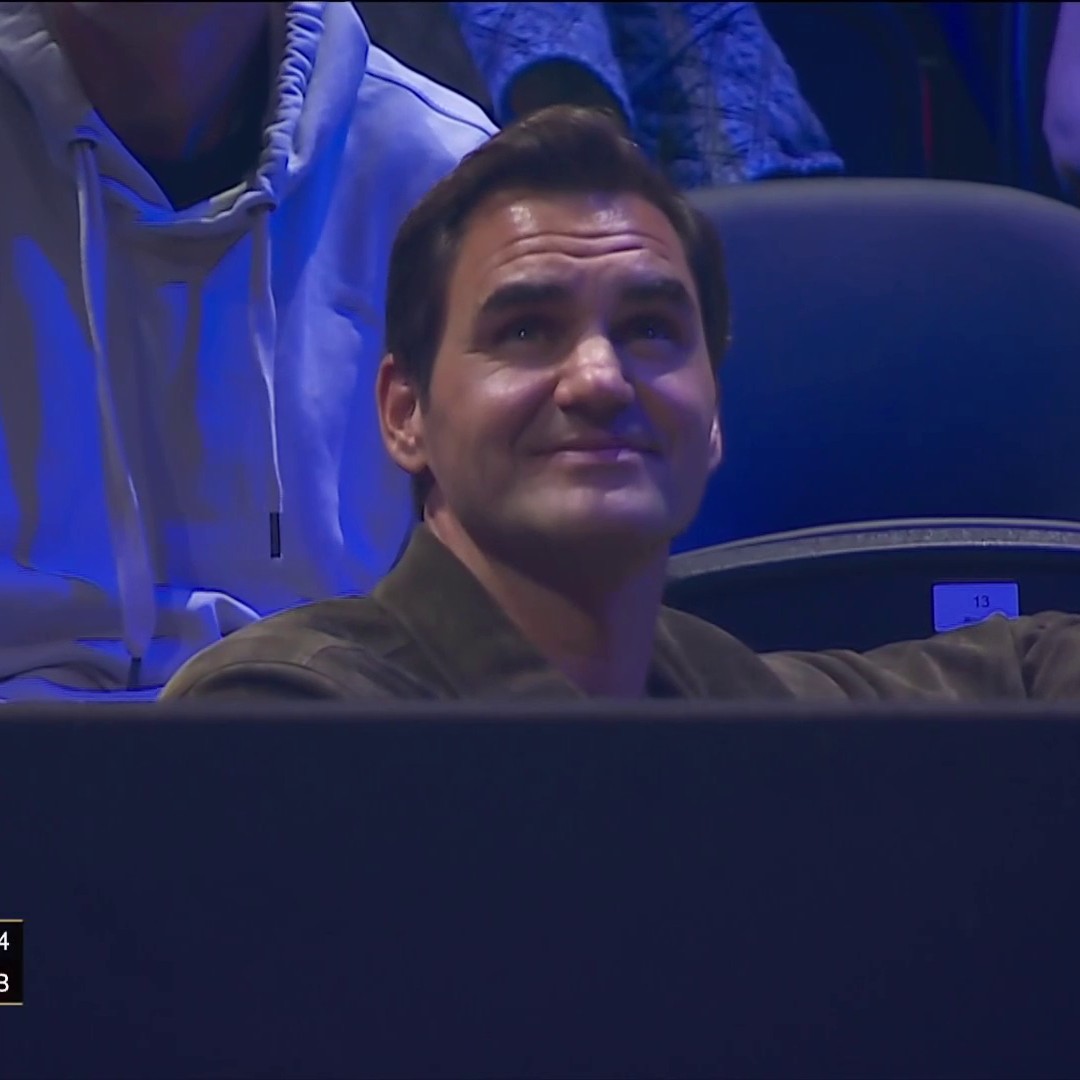 When you hear that 𝙧𝙤𝙖𝙧, it must be Roger 💅 Federer in the front row for the first match of the weekend in Vancouver. #LaverCup | Roger Federer
