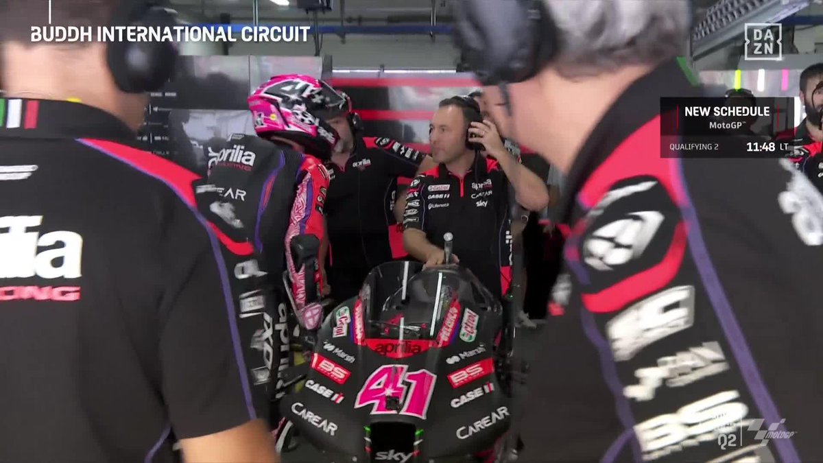¡VAYA CABREO DE ALEIX! 😳😳😳 Aleix Espargaró salió para ser el primero en rodar en la Q2, pero la hora de salida se retrasó y tuvo que volver al box... 😮 Sus gestos y sus voces lo dicen todo 🤬 #IndianGP 🇮🇳 #MotoGP 🏁
