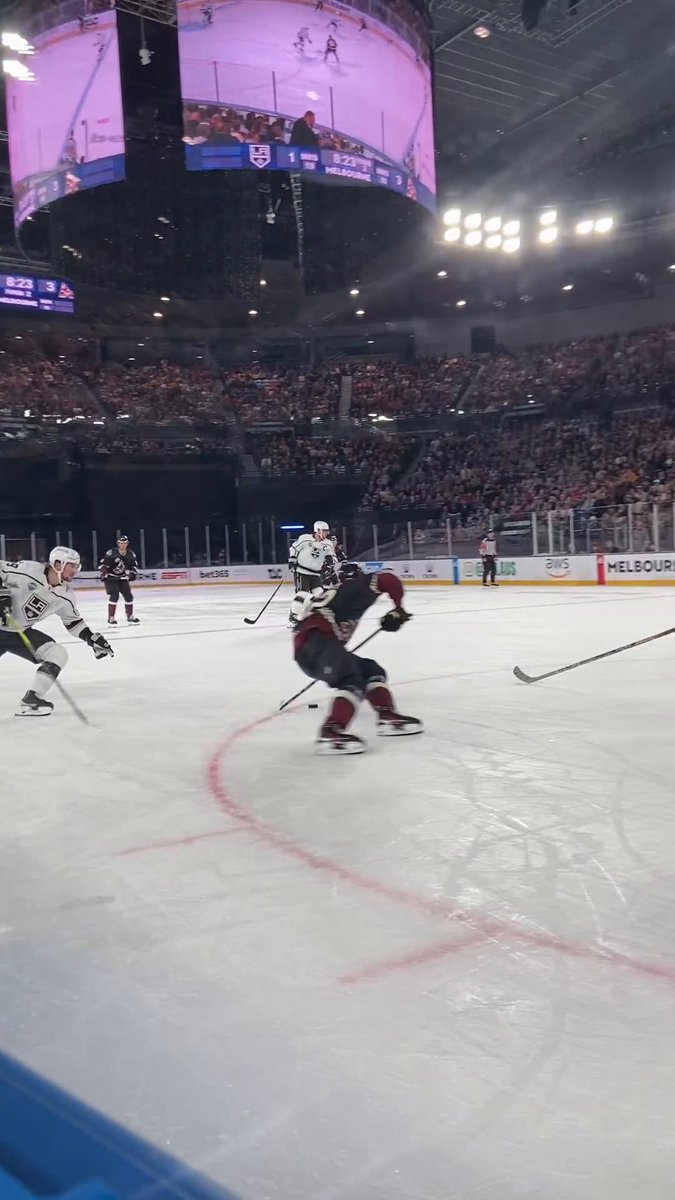 Can’t stop watching this. 😍 #NHLGlobalSeries 🇺🇸: ESPN+ ➡️ 🇨🇦: Sportsnet ➡️