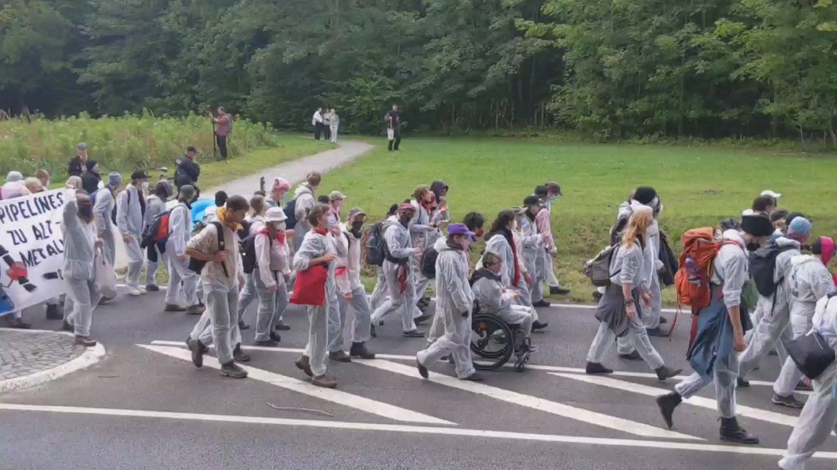 Der Demozug ist mit voller Kraft auf dem Weg! 🥰 Umweltkatastrophen, Versorgungsknappheit - Folgen eines Systems, dass Profite weniger vor das Wohl aller stellt. Es braucht radikalen Systemwechsel! Gemeinsam mit Rügen gegen LNG! #EGgoesRuegen