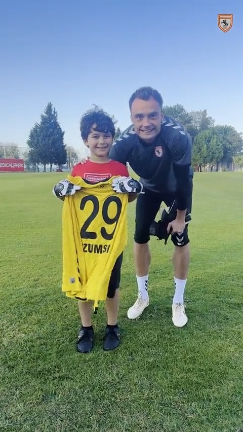 Çınar, un jeune supporter de Samsunspor salut le bus du club chaque semaine. Et un jour … ❤️👏