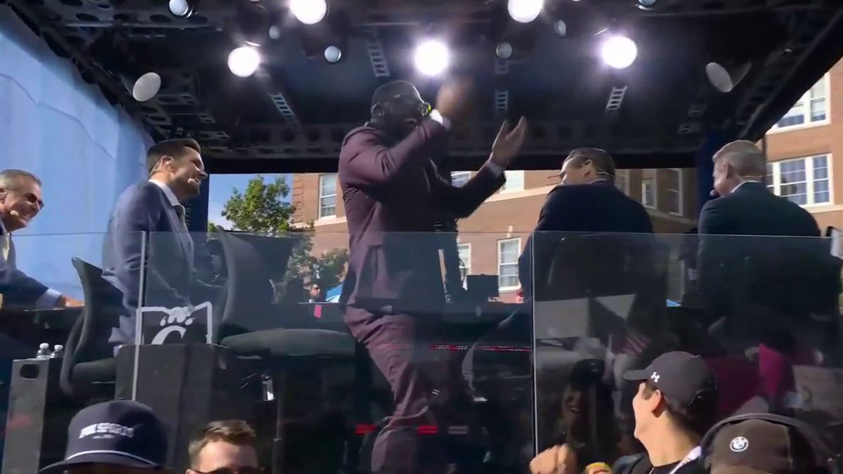 Urban Myer really tried to start an O-H chant in Cincy and the crowd boo’d the fuck out of him. This is CINCY. Love to see it
