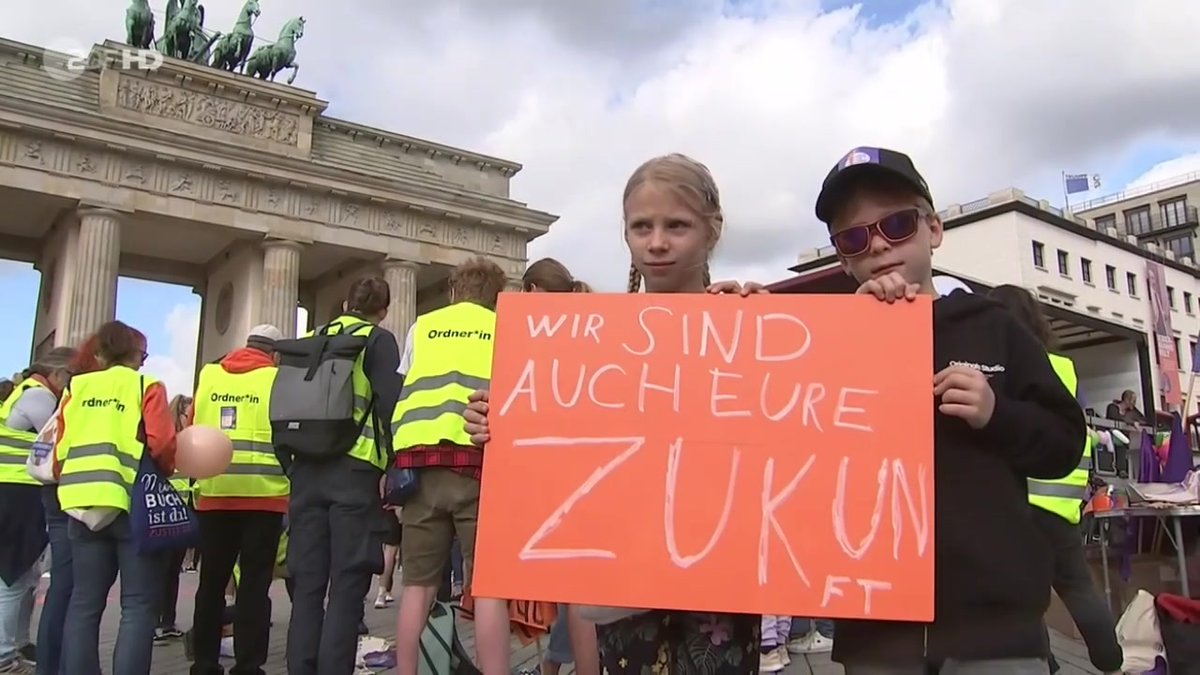 Schüler, Lehrer, Eltern, ganze Familien sind heute in zahlreichen deutschen Städten auf die Straße gegangen. Sie haben eine Wende in der #Bildung gefordert. #Bildungsprotest2023