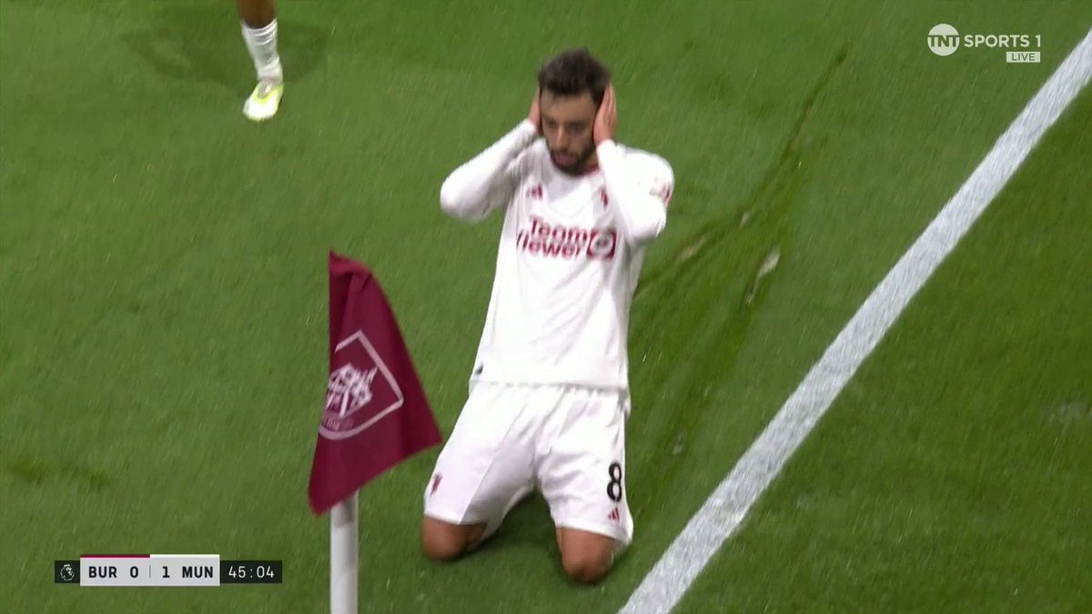 WHAT A FINISH FROM BRUNO FERNANDES! 🤩 Manchester United take the lead against Burnley thanks to a brilliant assist from Jonny Evans and an even better finish from Bruno!