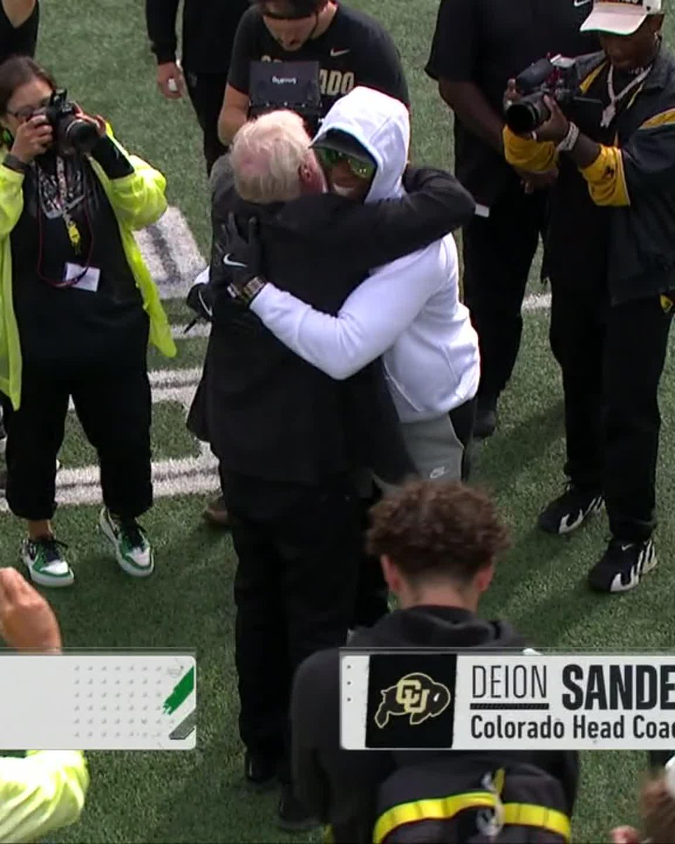Phil Knight and Deion Sanders meet before the game 🤝
