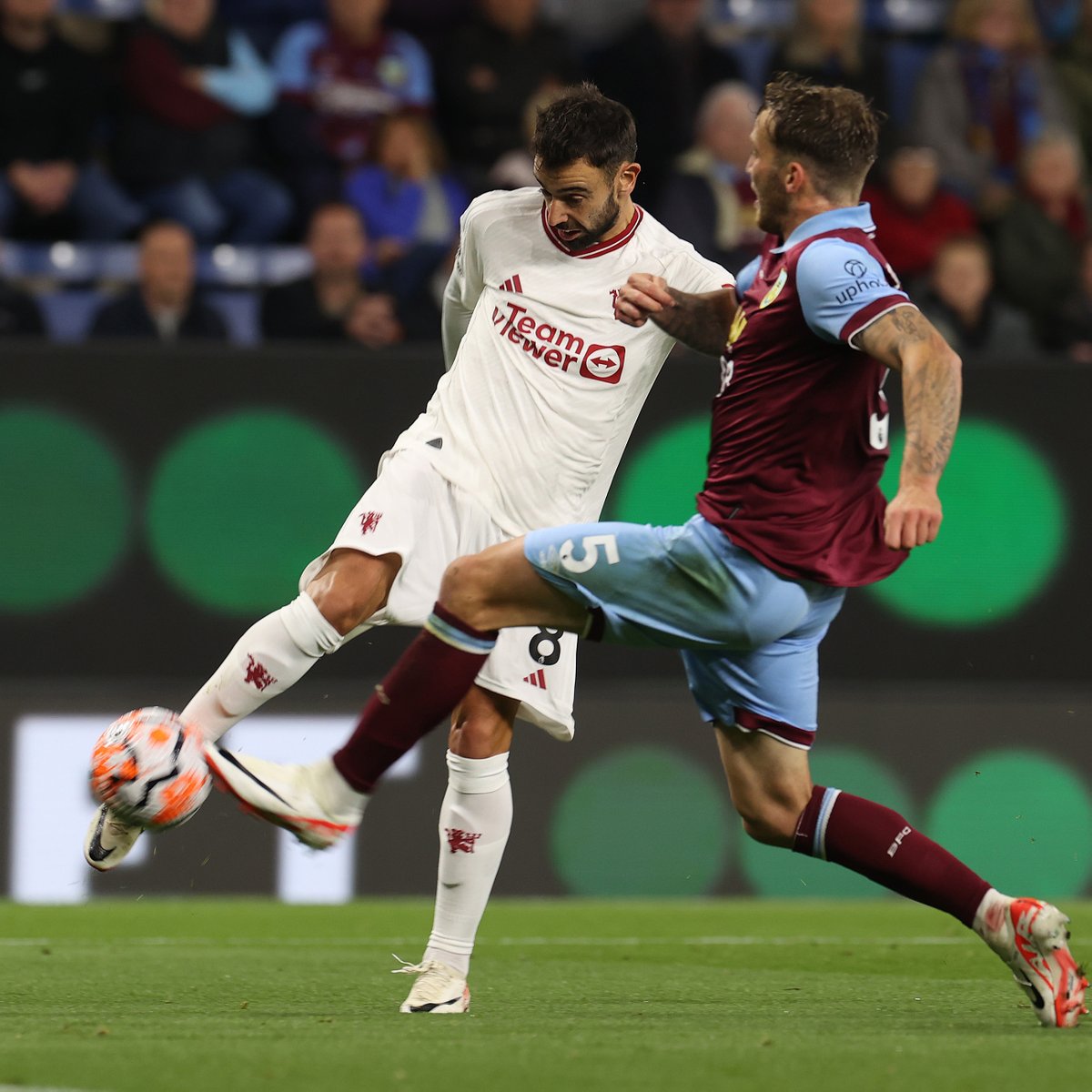 A special goal by a special player 🚀 👏 Bruno Fernandes #MUFC || #BURMUN