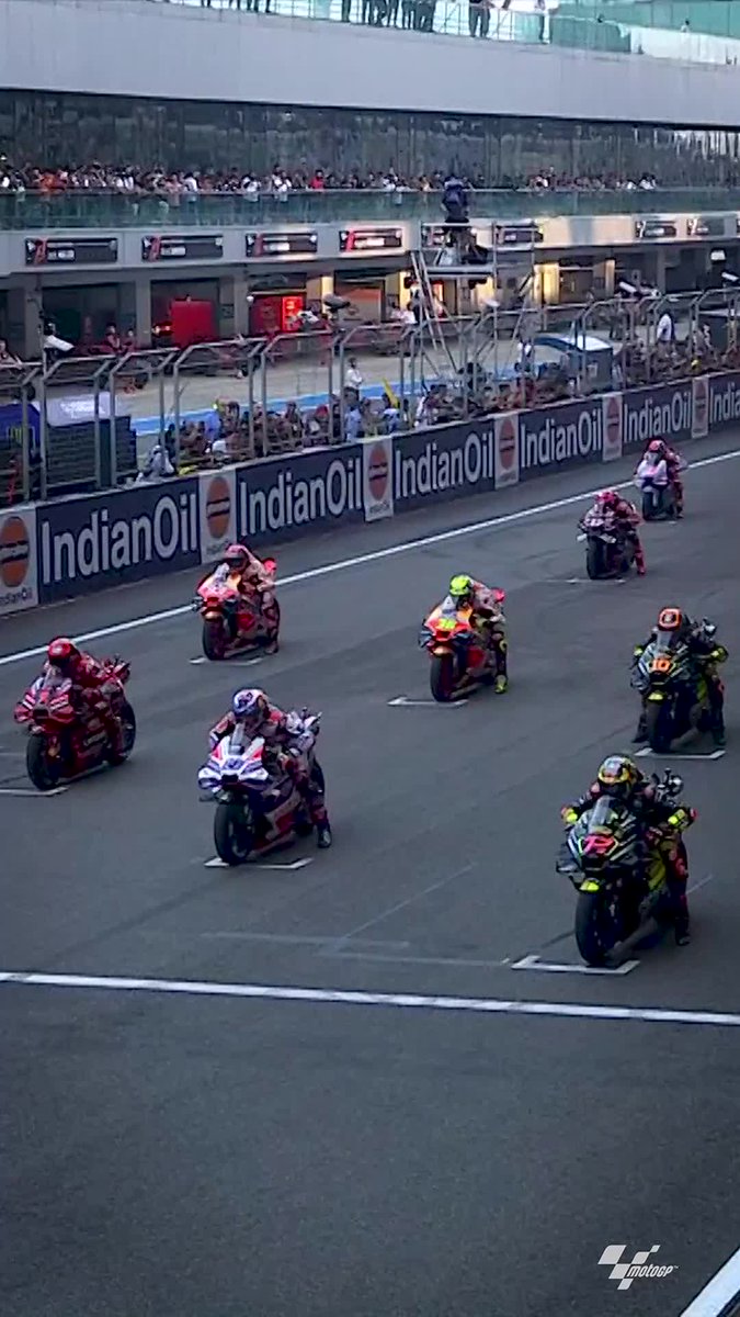 Lights out for the first-ever #MotoGP start in India! 🇮🇳 It didn't take long for the action to kick into life in the #TissotSprint! 😮 #IndianGP 🇮🇳