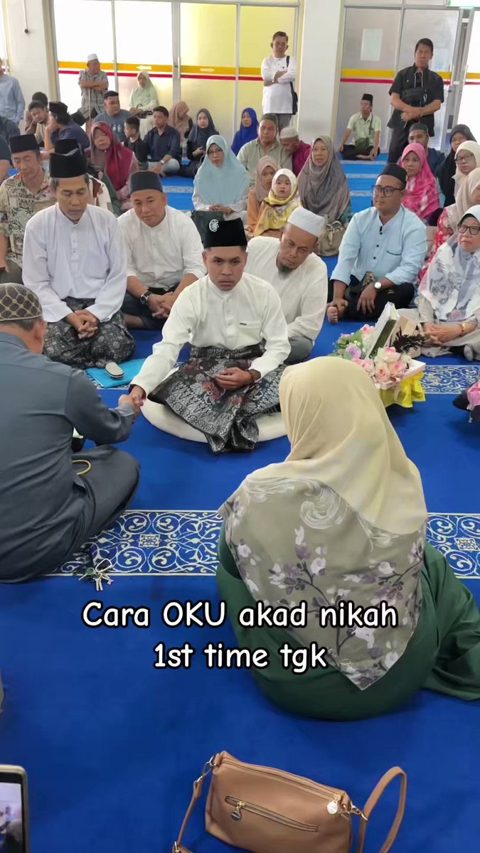 Salute sangat kat mak dia berusaha untuk translate dekat anak lelakinya dari khutbah akad nikah sampailah habis 🥺 📹 abesolution9911