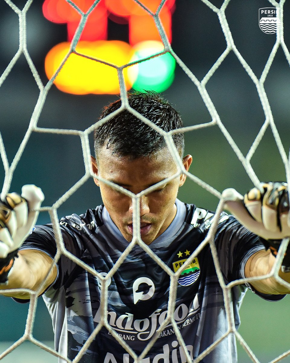 Julukan apa yang tepat untuk penjaga gawang #PERSIB yang satu ini? 💬