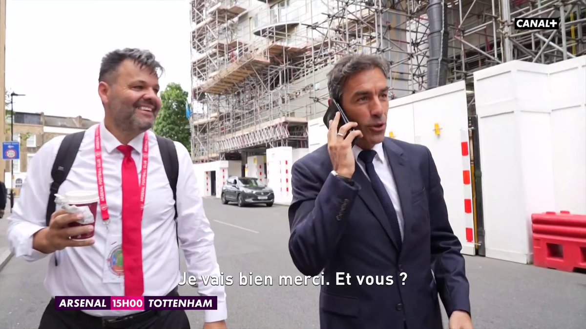 La popularité de Robert Pires est toujours intacte à Londres, surtout aux abords de l'Emirates Stadium avant un Arsenal / Tottenham 😅 #ARSTOT | #PremierLeague
