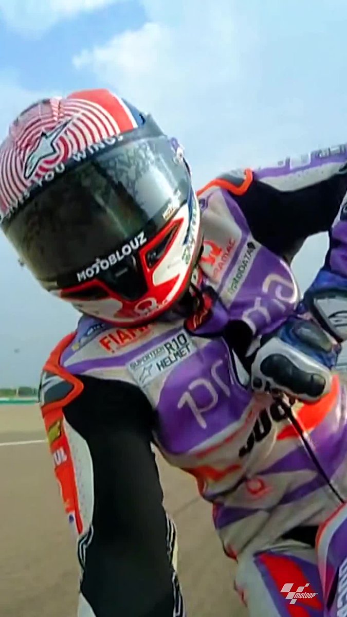 Multitasking Martinator! 🦾 Jorge Martín Almoguera was riding with his leathers open but luckily he managed to zip them up without losing any position! 🤯 #IndianGP 🇮🇳
