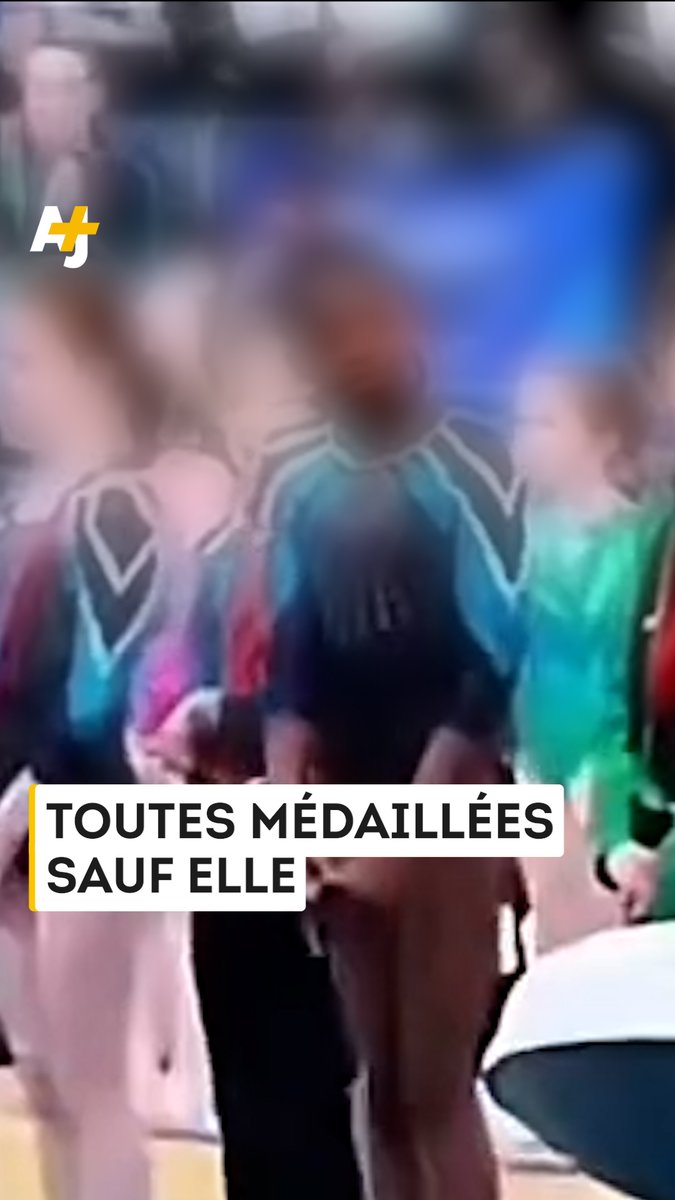 Cette jeune gymnaste, qui attend impatiemment d’être récompensée comme ses camarades, n’a pas reçu sa médaille lors de cette remise officielle. La scène brise le cœur :