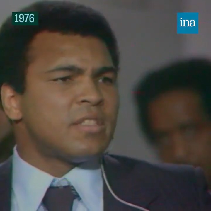 "Un Noir qui ouvre sa gueule pour dire qu'il est le plus grand, ça, ça vous gêne !". Un uppercut 🥊 de Mohamed Ali sur le plateau d'Apostrophes en 1976, devant des invités qui qualifiaient ses sorties médiatiques de "fanfaronnades"