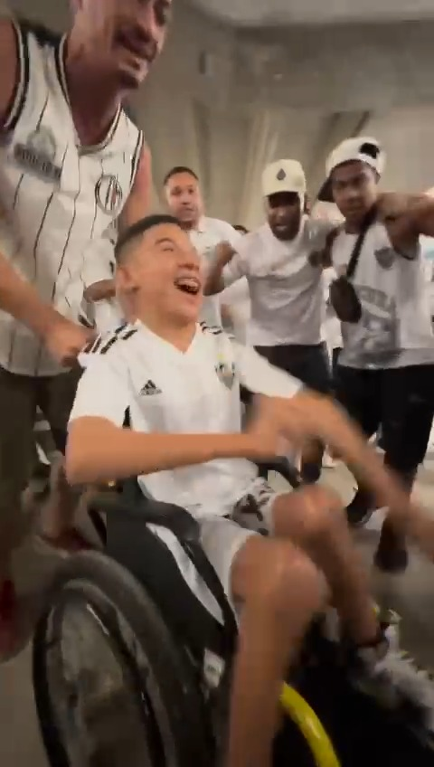 Imagens que raramente são vistas no futebol vão se tornando naturais na Arena MRV, como deve ser! 🖤🤍 Inclusão e Acessibilidade são pilares da nossa casa, vamos sempre garantir que o Galo seja de TODOS os Atleticanos! 🐔🏟️ 🎥 Insta: canalcontraovento #GaloPaixãoNacional