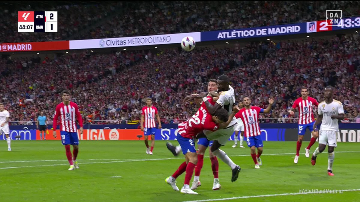 ¡EL GOL ANULADO AL REAL MADRID POR FUERA DE JUEGO! ¿Interviene Rüdiger en la jugada? 🔴⚪ #ElDerbiEnDAZN ⚪⚪