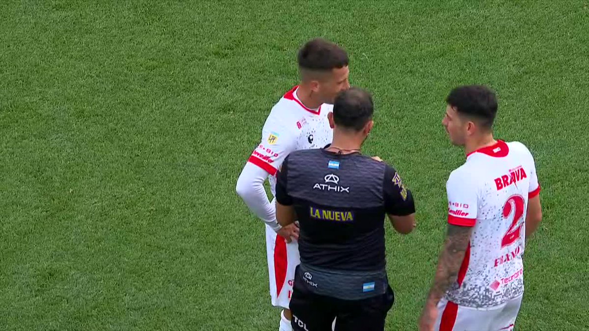 ¡CORTÓ UNA CONTRA INMEJORABLE! En la última jugada del partido, Instituto se iba al ataque en superioridad numérica pero Herrera cortó para amonestar a Damián Pérez.