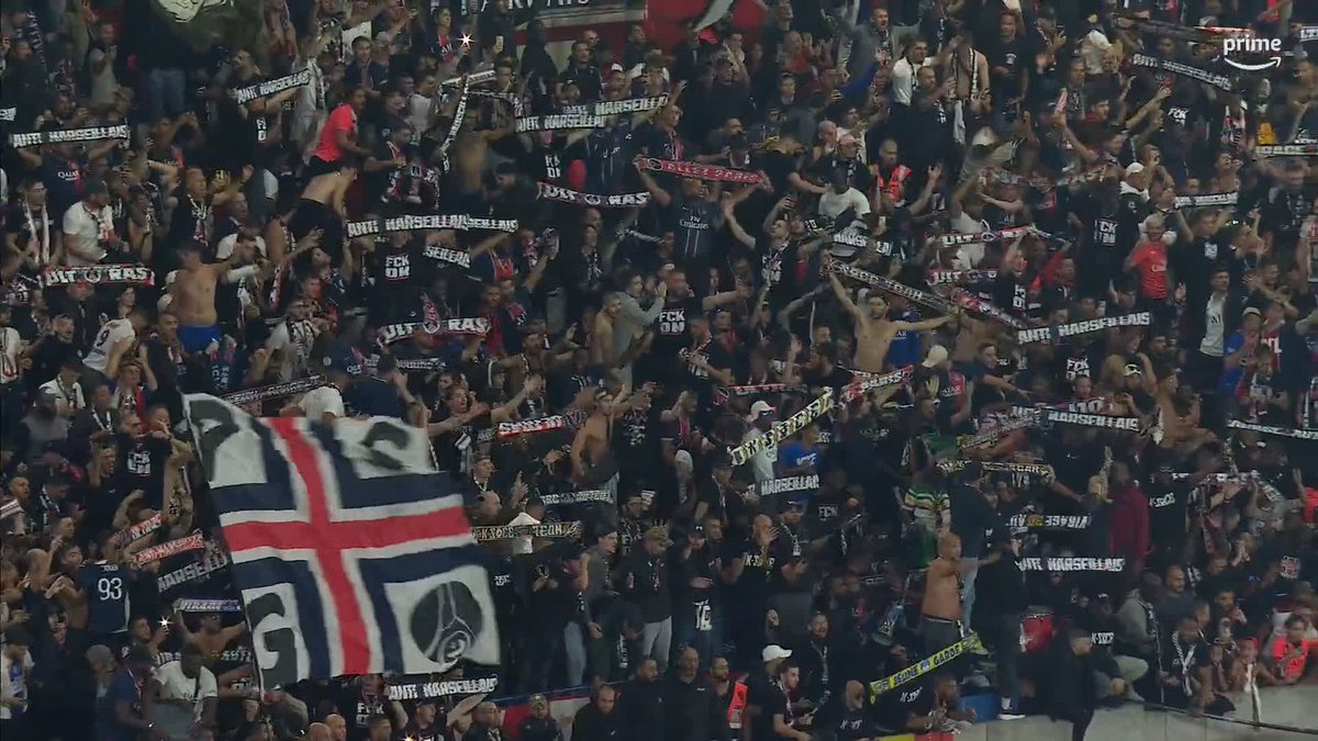 Les Parisiens célèbrent leur victoire dans le Classique. 🔴🔵 🎥 Prime Video Sport France