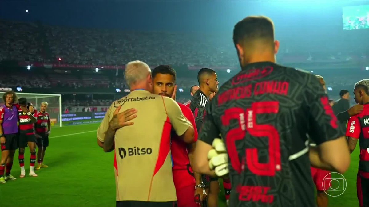 O grande personagem desse título. Dorival assumiu até o papel que deveria ser do técnico do Flamengo após a final e foi consolar os jogadores. E Sampaoli? Provavelmente chutando alguma coisa no vestiário