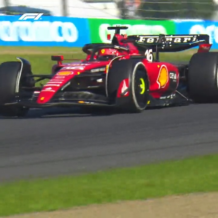 Leclerc was buzzin' around Turn 2 with this mighty move on Russell 💪 #F1 #JapaneseGP