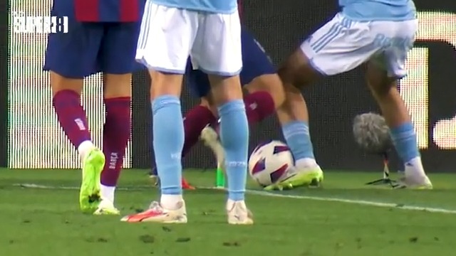 ¿Sale o no sale ese balón? 🧐 Así fue la jugada completa del gol de Joao Cancelo para certificar la remontada del FC Barcelona ante el Celta 👀 El análisis completo, esta tarde a partir de las 18h, en #Super8 con Sergio Quirante 🎬