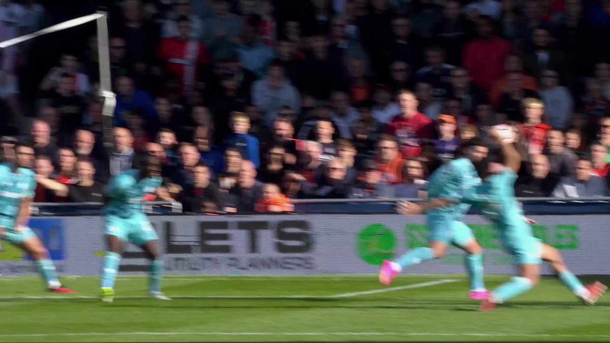 🗣️ “I think his arm is so high, it’s going to be given.” Dermot Gallagher explains why Luton Town were awarded a penalty against Wolves for a controversial handball. 💭