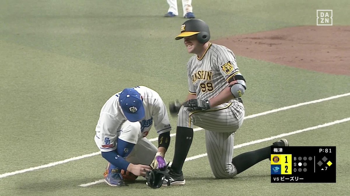 / 優しい世界がそこにはあった \ ビーズリーのレガースを宇佐見真吾がつけ直す 岡田彰布監督も苦笑い ⚾プロ野球(2023/9/25) 🆚中日×阪神 📱Live on DAZN #DAZNプロ野球 #hanshin #dragons
