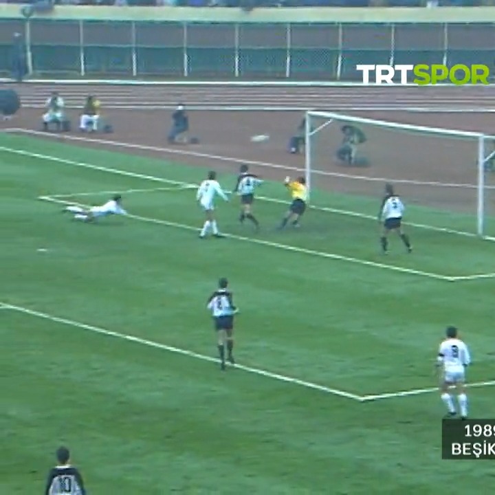 #TRTSporArşiv | İlkinde olmadı, ikincide attı. Beşiktaş'ta Şifo Mehmet'ten müthiş kafa golü ⚽🥅