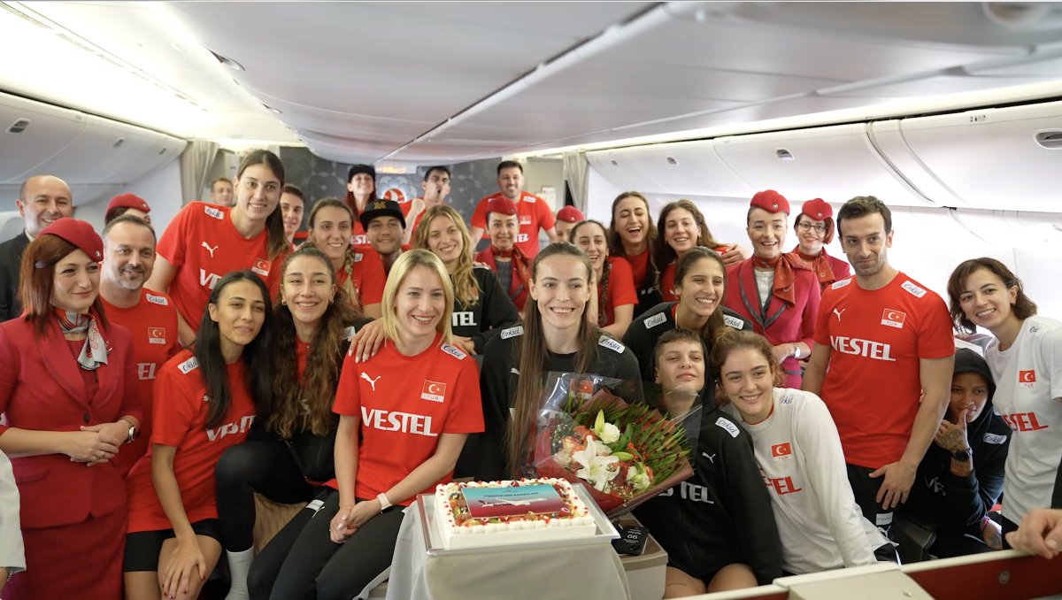 ✈️ Olimpiyat biletini alan Avrupa Şampiyonu A Millî Kadın Voleybol Takımımızı, Tokyo’dan yurda dönüşlerinde büyük bir coşkuyla karşılıyoruz. İyi ki varsınız #FileninSultanları!