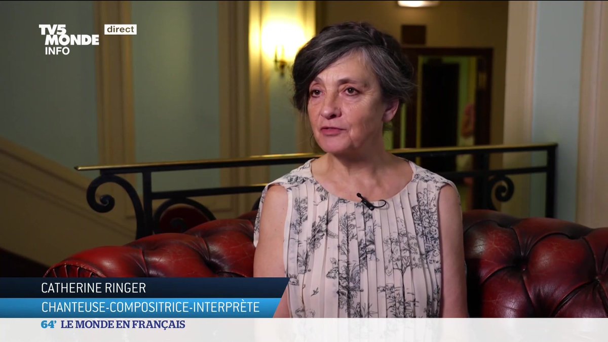 Catherine Ringer de retour sur scène ! L'ex-chanteuse du mythique groupe des Rita Mitsouko présente actuellement un spectacle musical titré "L'érotisme de vivre", du nom du recueil de poésies d'Alice Mendelson. Un spectacle qui mêle humour, amour et sensualité.