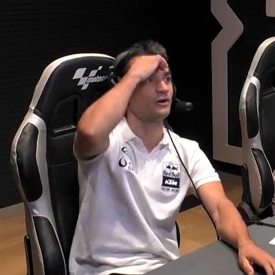 "¡Uy! ¡Madre mía! Ahí no entraba ni una hoja de papel" 😅 Dani Pedrosa nos representa a todos alucinando, junto a Ernest Riveras, con el cara a cara Jorge Martín Almoguera 🆚 fabio quartararo 🥵 #MotoGP 🏁