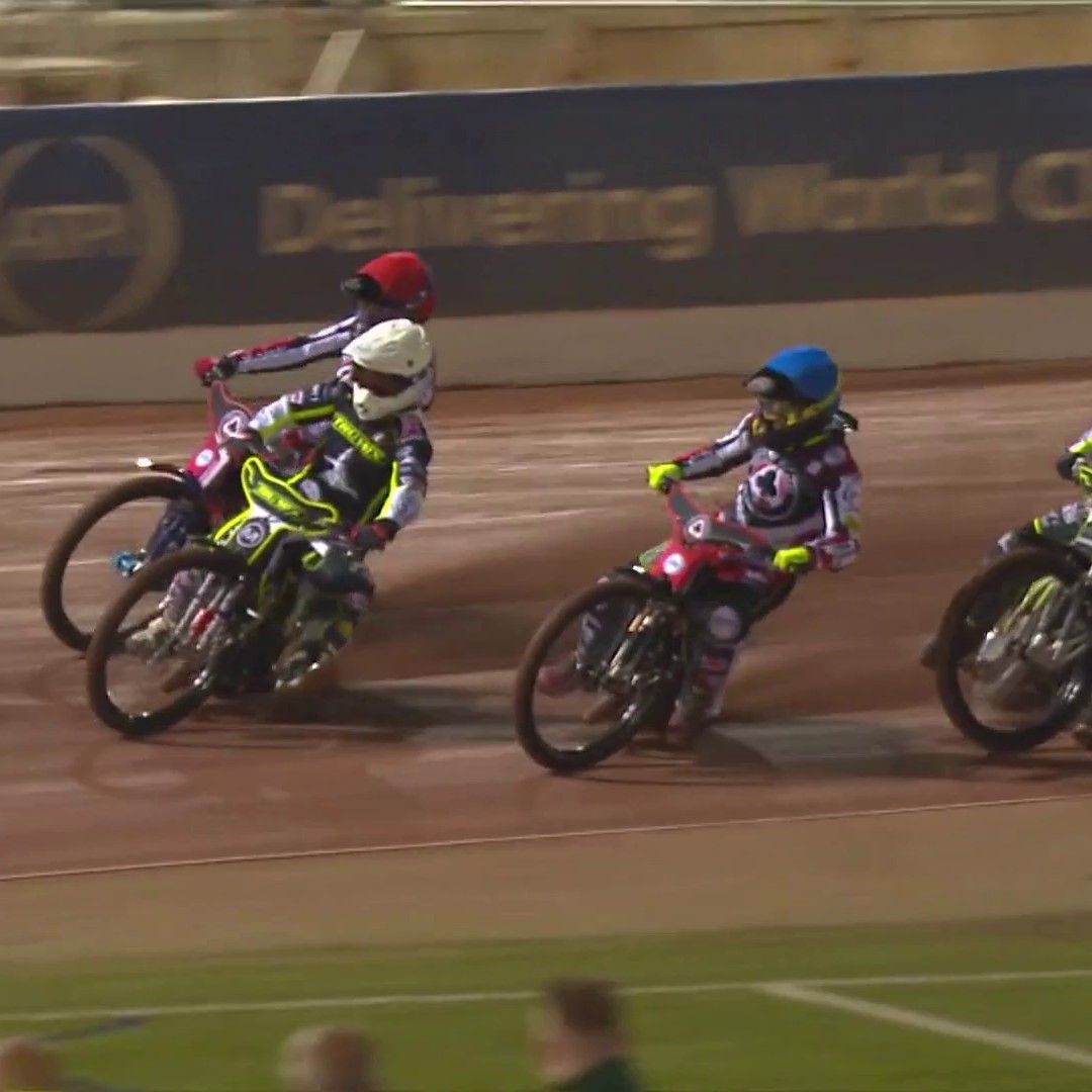 Heat 4️⃣ action! 🎬 🧙‍♂️⚫️ 𝘿𝙤𝙮𝙡𝙚 wins the battle of GP stars to mark his injury return with a victory 🏁 Ipswich Witches lead in Manchester. 📺 Live on @Eurosport 2️⃣ NOW! #️⃣ #BELIPS #britishspeedway🇬🇧