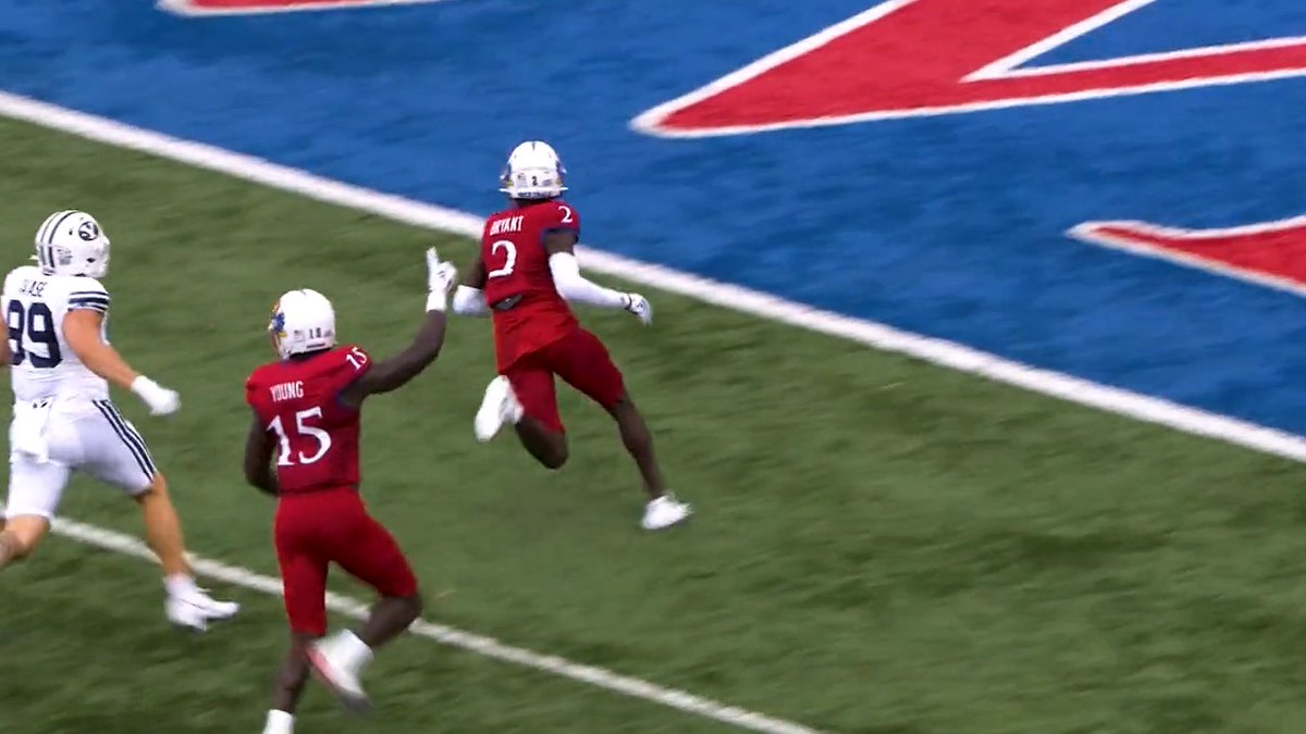 The Spanish radio call of Cobee's big hit and TD is ELECTRIC 🔊 🎙️ Courtesy of Tico Sports
