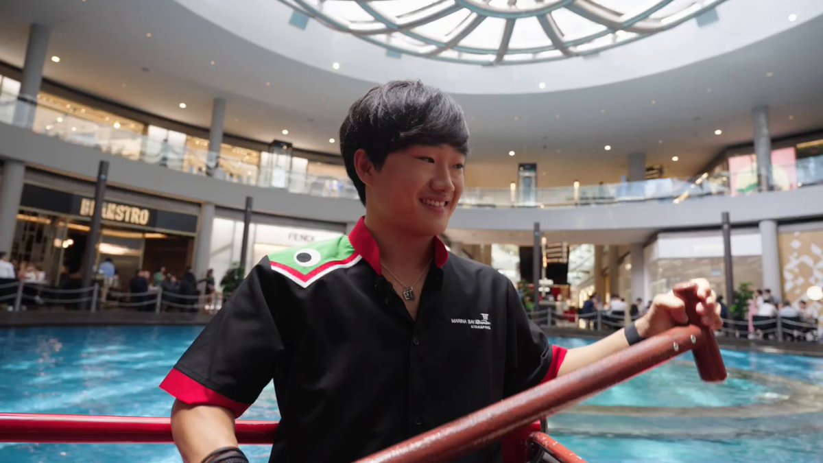 We know that 角田裕毅/Yuki Tsunoda is great with fast cars but can he slow it down for a relaxing ride in a Sampan? #MarinaBaySands #YukiTsunoda
