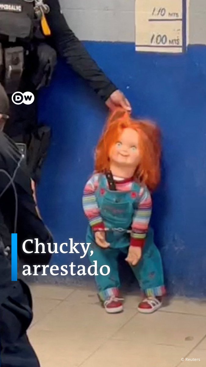 Arrestan a un hombre que robaba usando un muñeco de "Chucky" en México 🇲🇽 El incidente se hizo viral en redes por las imágenes que mostraban al muñeco también esposado y siendo llevado a la comisaría. A muchos les recuerda a Chucky de la película "El Muñeco Diabólico". /ml
