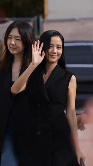 Jisoo from @Blackpink gives a wave as she arrives at Paris Fashion Week #Blackpink #Blinks #Jisoo