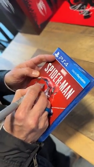 Yuri Lowenthal signs a copy of Spider-Man PS4, Spider-Man Remastered, and… a pre-order for Marvel’s Spider-Man 2. #SpiderMan2PS5