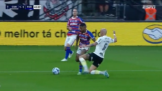 Na segunda imagem da pra ver que o Marinho salta ostensivamente inclusive. Nada!