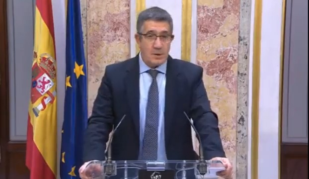 Patxi López, en sala de prensa, a uno de los acreditados: "No te voy a contestar nada. Te lo voy a decir a la cara, he visto algún tuit tuyo cuando jugó la Selección con un contenido racista de tal manera... No voy a respetar a un racista respondiendo a sus preguntas"