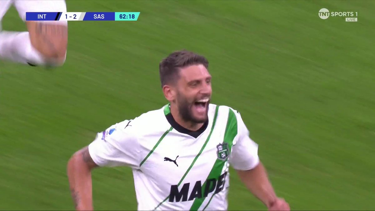 Domenico Berardi with a ROCKET!! 🚀🤯 As Sassuolo take the lead against Inter Milan 😮