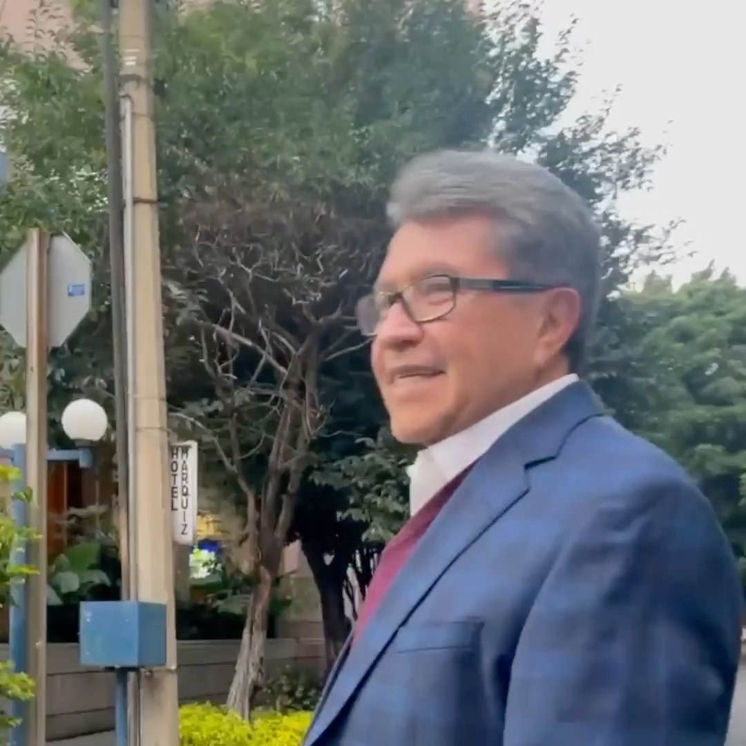 Caminando sobre Reforma.