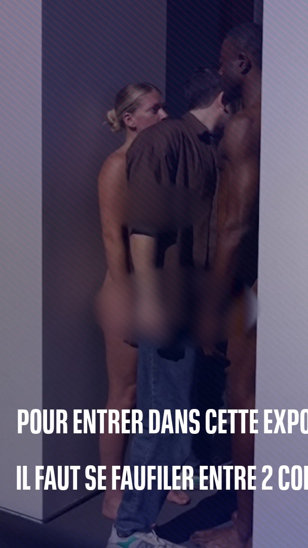 Pour entrer dans cette exposition dédiée à Marina Abramovic, il faut se faufiler entre deux corps nus