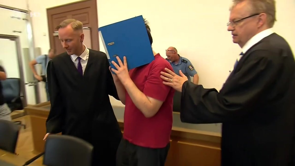 Ayleens Mörder hat die 14-Jährige online kontaktiert, Nacktfotos gefordert, er hat sie erpresst und schließlich getötet. Heute wurde er zu lebenslanger Haft mit Sicherungsverwahrung verurteilt.