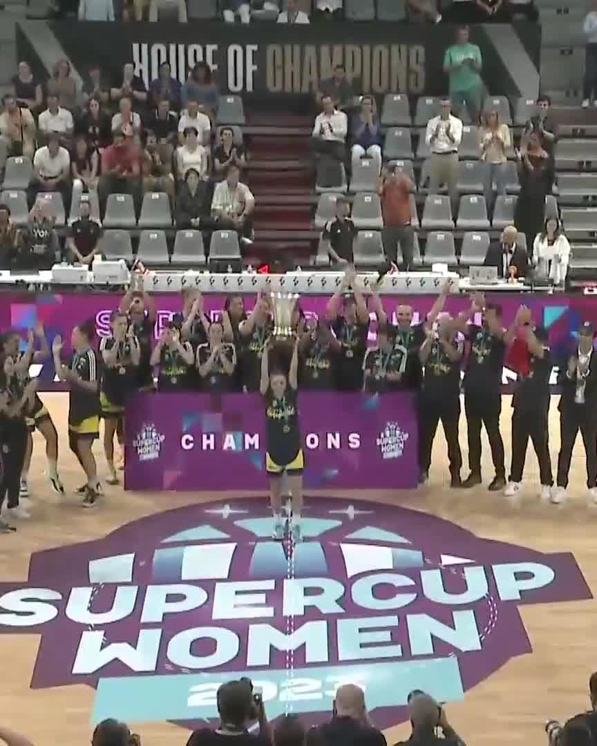 SÜPER KUPA ŞAMPİYONU FENERBAHÇE ALAGÖZ HOLDİNG! 🏆 #DünyanınEnBüyükSporKulübü #QueensoftheEurope
