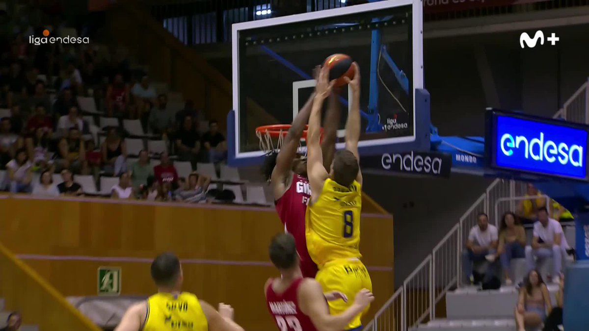 🎬 Consejo: relájate y disfruta del 𝙎𝙃𝙊𝙒 que acaba de dar esta noche YVES PONS en Fontajau. Esto sí que es puro cine. Bárbaro. #LigaEndesa #ListosParaRomperla