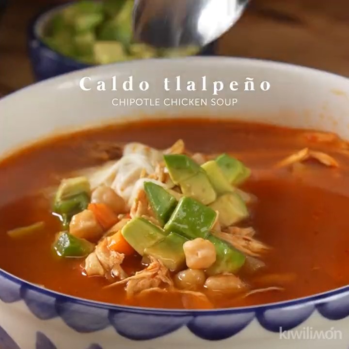 ¡Esta receta nos enamora con su sabor picosito, así que te enseñamos cómo hacerlo paso a paso! #kiwilimon #recetas 🥣🔥 Receta 👉🏽