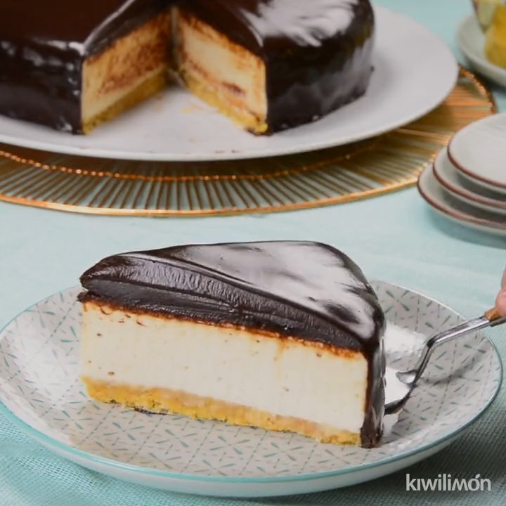 Este pastel de leche condensada cubierto con chocolate es espectacular y tiene el sabor perfecto, ¡le va a encantar a todos! #kiwilimon #recetas Receta 👉