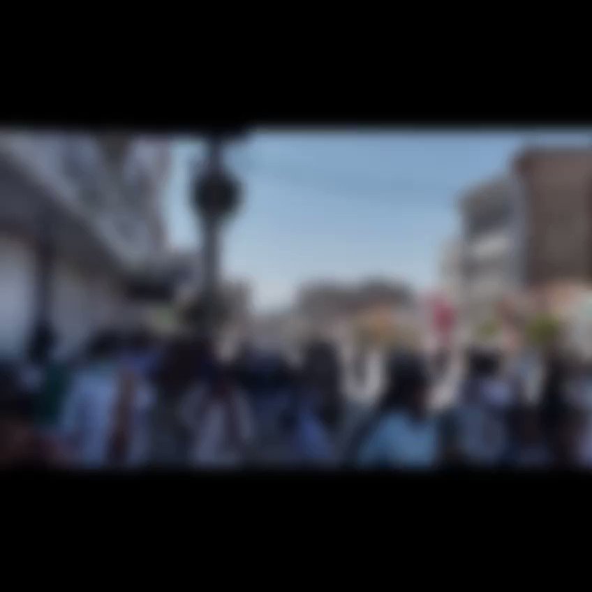 شلیک بی‌وقفه و مستقیم به نمازگزاران در #زاهدان بلوچها یک روش مستمر و تاثیرگذار رو برای مبارزه انتخاب کردند. اجماع و تجمیع در نماز جمعه. در طول یکسال گذشته آتش تنور انقلاب رو گرم نگه داشتند. رژیم ج.ا خوب میدونه این روش مبارزه چه تاثیری داره و چه ضربه ای میزنه برای همینه که سالها فقر و محرومیت رو در اون منطقه عادیسازی کرده. حتی به ان جی او ها یا خیریه ها اجازه ی فعالیت نمیدن. در کشتار #جمعه_خونین_زاهدان هم همین اتفاق افتاد. از خیل کشته شده ها حتی عکسی موجود نیست. اینها شماره نبودند. انسان بودند. مثل خدانور که‌ نور این انقلاب شد. اگر فرصتی بود تا با هر کدومشان اندکی آشنا بشیم میفهمیدیم که اونها هم رویا و زندگی و خانواده ای داشتند. در طول کمپین "سهم من از آزادی"که برای کمک به آسیب‌دیده های چشمی جنبش راه انداختیم، فهمیدم ک در سیستان و بلوچستان تعداد زیادی آسیب‌دیده هست که حتی گوشی هوشمندی نداشتند تا بتونن درخواست کمک کنند یا مدارکشون رو بفرستند. این مردم که بی‌وقفه همبستگیشون رو با تمام اقوام و جنایاتی که در حقشون شده فریاد زدند به راستی تنها هستند و از خیل عظیم کشته ها شون و حضور خیابونی شون خیلی کم و ناقص حرف زده میشه. انگار عادیه که اون منطقه همیشه درگیر فقر و بحران و کمبود و کشتار باشه. میدونید چرا هر جمعه کف خیابون مرگ بر دیکتاتور میگن و کشته میدن؟ چون چیزی برای از دست دادن ندارند. مثل بعضی شهروندان شهرهای بزرگ در توهم امنیت و رفاه لاوجود نیستند. میخوان تمومش کنند. فردای #روز_آزادی باید در الویت رسیدگی قرار بگیرند. #بلوچ #زن_زندگى_آزادى
