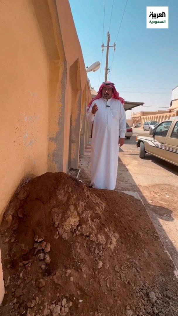 وضع أكوامٍ من بقايا القهوة عند الباب الخارجي للمنزل عادة اعتاد عليها بهض أهل شمال المملكة، للدلالة على الكرم واستضافة الآخرين.